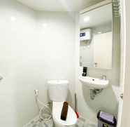 Toilet Kamar 3 Homey and Minimalist Studio Room at Amartha View Apartment By Travelio