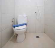 In-room Bathroom 6 Comfy and Nice Studio at Orchard Supermall Mansion Apartment By Travelio
