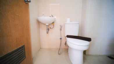 Toilet Kamar 4 Comfy and Good Deals Studio at Bale Hinggil Apartment By Travelio
