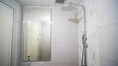 Toilet Kamar 4 Comfy Studio (No Kitchen) at Benson Supermall Mansion Apartment By Travelio