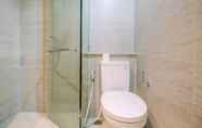 Toilet Kamar 4 Modern and Comfort 1BR at Gold Coast Apartment By Travelio