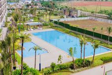 泳池 Tidy and Gorgeous Studio at Sky House BSD Apartment By Travelio