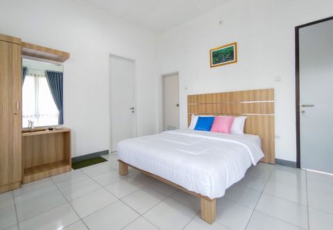 Bedroom RedDoorz @ Batutulis Bogor Villa Papatong by M