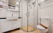 Toilet Kamar 3 Nice and Spacious 3BR at Sky House BSD Apartment By Travelio