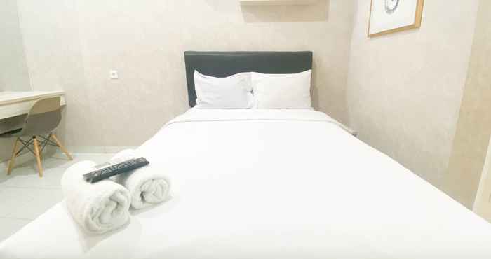 Kamar Tidur Homey and Elegant Studio at Amartha View Apartment By Travelio