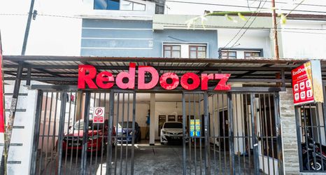 Exterior 2 RedDoorz @ Kratonan Solo