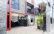 Exterior 6 Dea Homestay Syariah Mitra RedDoorz @ Kertomenanggal Surabaya