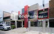 Exterior 5 Dea Homestay Syariah Mitra RedDoorz @ Kertomenanggal Surabaya