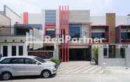 Exterior 4 Dea Homestay Syariah Mitra RedDoorz @ Kertomenanggal Surabaya