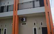 Exterior 3 Nietsa Guest House Syariah Palu Mitra RedDoorz