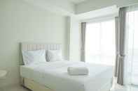 Kamar Tidur Simply Look Studio Apartment at Green Sedayu By Travelio