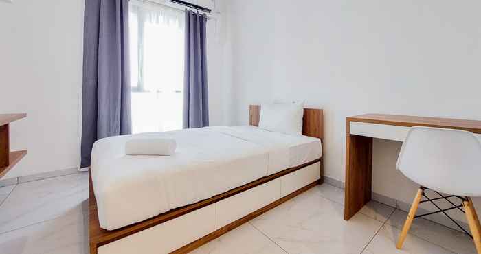 ห้องนอน Wonderful Studio at Sky House Alam Sutera Apartment By Travelio