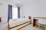 Kamar Tidur Wonderful Studio at Sky House Alam Sutera Apartment By Travelio