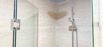 ห้องน้ำภายในห้อง 4 Homey and Scenic 1BR Gold Coast Apartment near PIK By Travelio