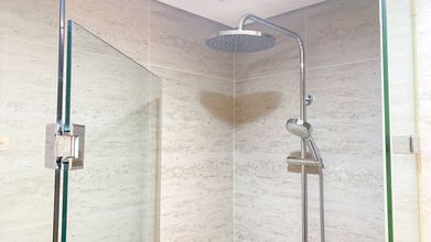 ห้องน้ำภายในห้อง 4 Homey and Scenic 1BR Gold Coast Apartment near PIK By Travelio