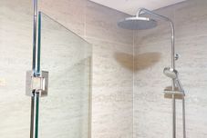 ห้องน้ำภายในห้อง Homey and Scenic 1BR Gold Coast Apartment near PIK By Travelio