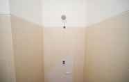Toilet Kamar 2 Spacious 2BR Apartment Combine Unit at Bale Hinggil By Travelio