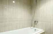 Phòng tắm bên trong 2 Minimalist and Homey 1BR Vasanta Innopark Apartment By Travelio