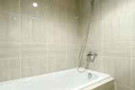 Phòng tắm bên trong Minimalist and Homey 1BR Vasanta Innopark Apartment By Travelio