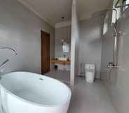 In-room Bathroom 4 Savio Villa Dalat