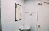 In-room Bathroom 3 Pleasurable 2BR Apartment at Parkland Avenue By Travelio