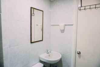 ห้องน้ำภายในห้อง 4 Pleasurable 2BR Apartment at Parkland Avenue By Travelio