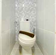 Toilet Kamar 5 Fully Furnished with Cozy Design Studio Tokyo Riverside PIK 2 Apartment By Travelio