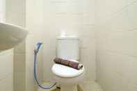 Toilet Kamar Cozy Living and Homey 2BR Lagoon Apartment By Travelio