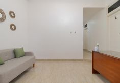 Lobby 6 RedDoorz Syariah near Summarecon Mall Bekasi