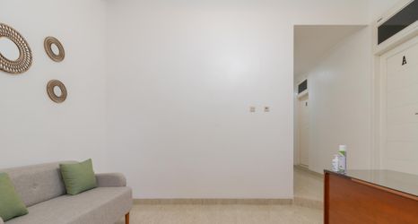 Lobi 2 RedDoorz Syariah near Summarecon Mall Bekasi