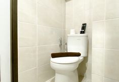 Bilik Mandi dalam Bilik 7 Homey and Minimalist Studio Apartment at Mustika Golf Residence By Travelio