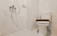 In-room Bathroom 4 Nice and Homey Studio Apartment at Serpong Garden By Travelio