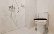 Toilet Kamar 4 Nice and Homey Studio Apartment at Serpong Garden By Travelio