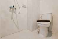 Toilet Kamar Nice and Homey Studio Apartment at Serpong Garden By Travelio