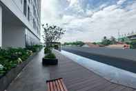 Kolam Renang Nice and Homey Studio Apartment at Serpong Garden By Travelio