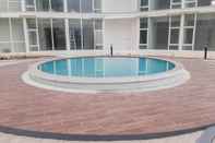 Kolam Renang Modern Classic Studio Apartment at Majestic Point Serpong By Travelio