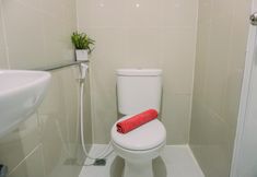 In-room Bathroom 3 Modern Classic Studio Apartment at Majestic Point Serpong By Travelio