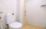 Toilet Kamar 3 Cozy and Homey Studio Room Taman Melati Margonda Apartment By Travelio