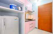 Common Space 2 Cozy and Homey Studio Room Taman Melati Margonda Apartment By Travelio