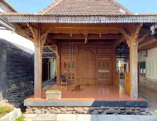 Exterior 2 Adipura Guesthouse Syariah Mitra RedDoorz near Terminal Nganjuk