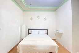 Adipura Guesthouse Syariah Mitra RedDoorz near Terminal Nganjuk, USD 12.28