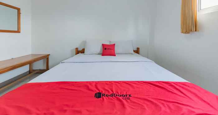 Bedroom RedDoorz Syariah @ Pantai Pelabuhan Ratu