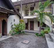 Exterior 3 Cakra Homestay Solo Mitra RedDoorz