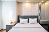 Bedroom Cozy and Modern 1BR at Grand Sungkono Lagoon Apartment By Travelio