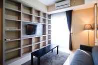 พื้นที่สาธารณะ Cozy and Modern 1BR at Grand Sungkono Lagoon Apartment By Travelio