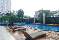수영장 6 Cozy and Modern 1BR at Grand Sungkono Lagoon Apartment By Travelio