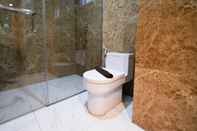 Toilet Kamar Spacey and Exclusive 3BR at Grand Sungkono Lagoon Apartment By Travelio