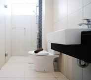 In-room Bathroom 7 Homey and Spacious 2BR at The Via and The Vue Apartment By Travelio