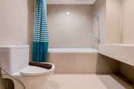 Toilet Kamar Cozy Stay and Comfort 2BR Paramount Skyline Apartment By Travelio