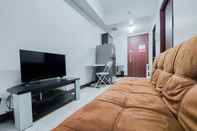 Common Space Homey and Comfort 1BR Apartment Scientia Residence By Travelio